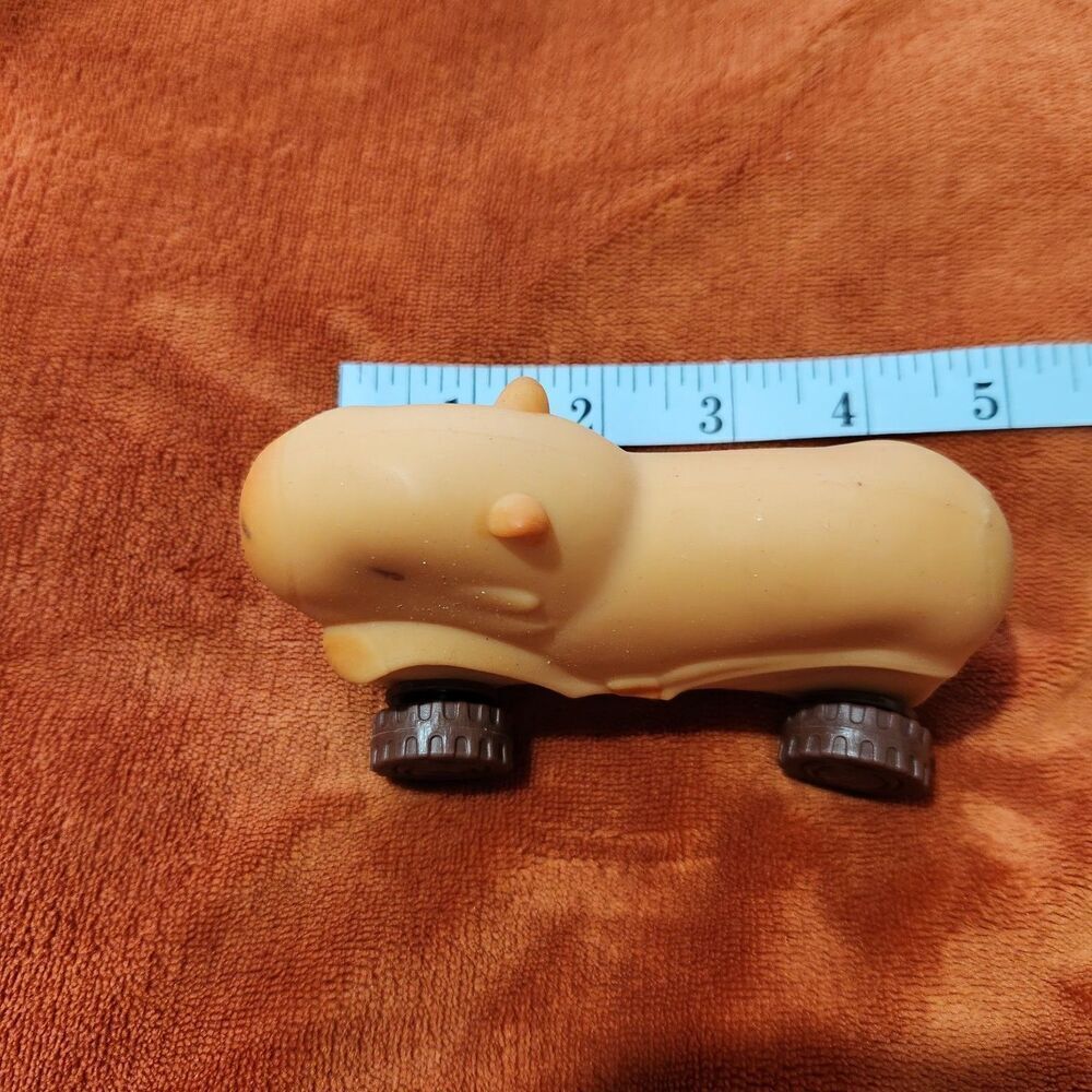 Stress Relief Squeeze Toy Car Capybara Stretchy Silicone - Picture 4 of 9